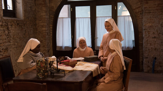 修女向錢衝劇照